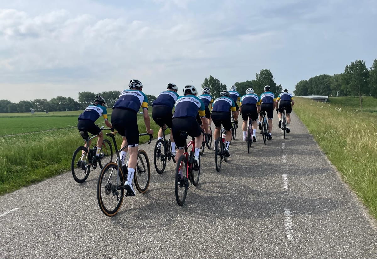 Groep wielrenners op de weg