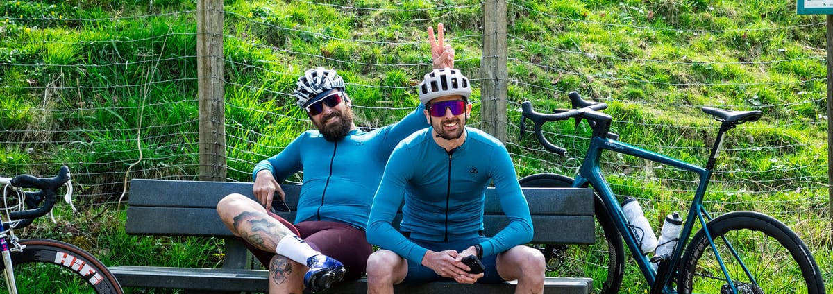 Renners in 36 Cycling tenue op een bankje